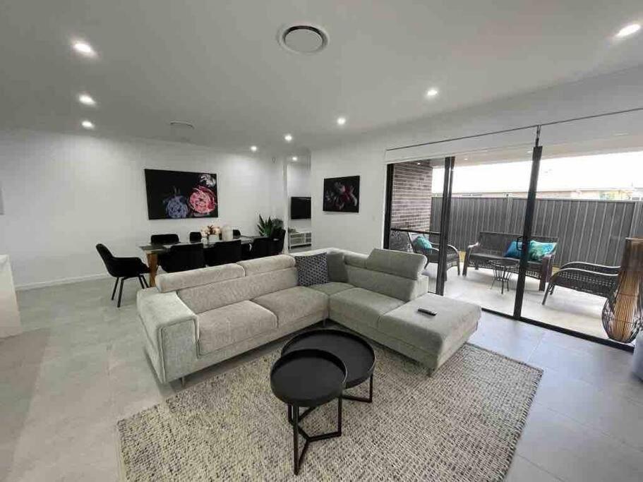 Neat 4 Bedroom In Catherine Fields Narellan Exterior foto